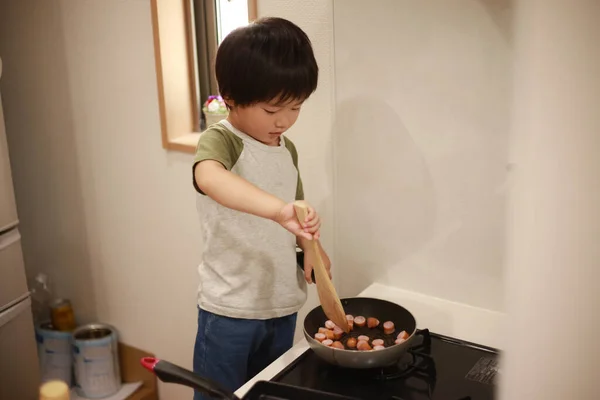 Asiatique Garçon Préparation Nourriture Dans Cuisine — Photo