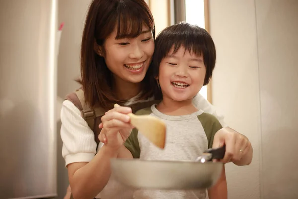 Asiática Mãe Seu Filho Cozinhar Juntos — Fotografia de Stock