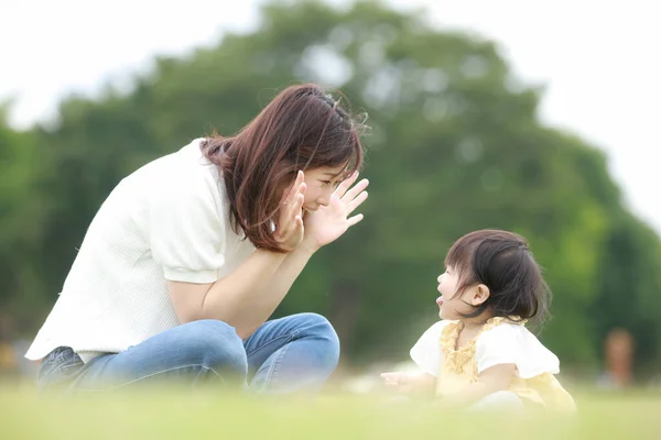 Junge Mutter Und Ihre Tochter Amüsieren Sich Sommerpark — Stockfoto