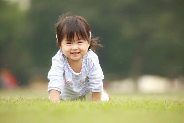 Portret Małej Japonki Parku Trawie — Zdjęcie stockowe