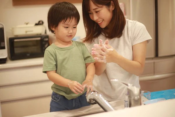 Matka Učí Syna Jak Umýt Ruce — Stock fotografie