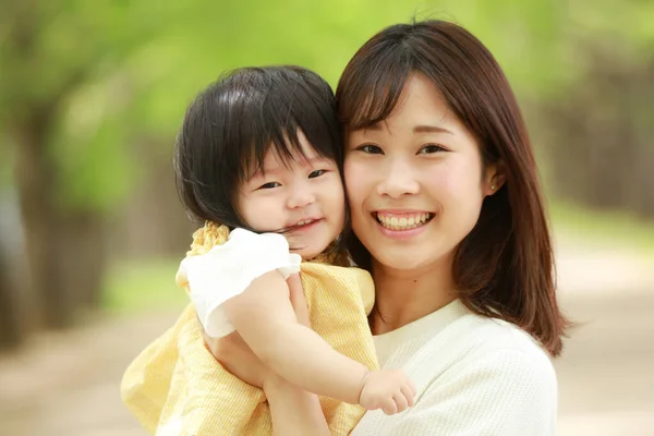 Portrait Young Mother Her Daughter Summer Park — Stock Photo, Image