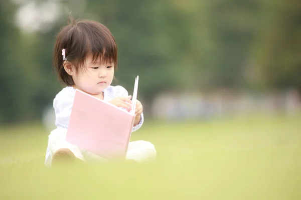 Kleines Mädchen Liest Buch Park — Stockfoto