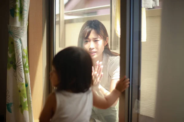 Mother Who Has Been Locked Her Child — Stock Photo, Image