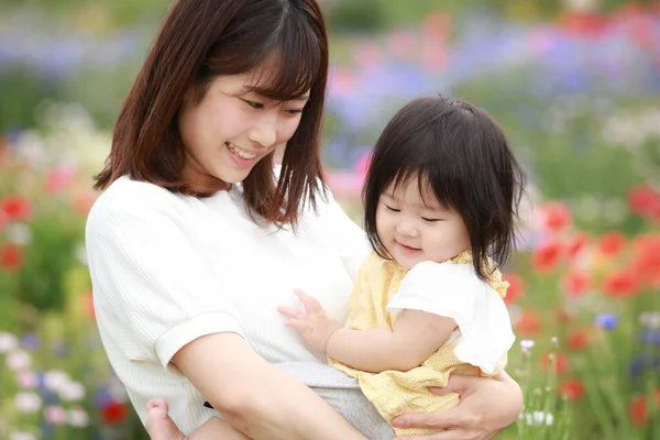 Porträt Einer Jungen Mutter Und Ihrer Tochter Sommerpark — Stockfoto