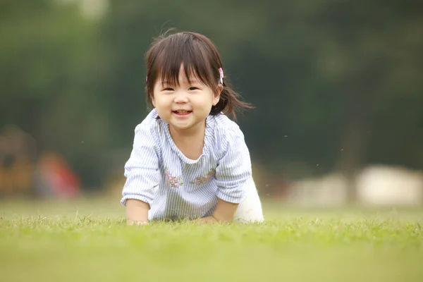 Ritratto Bambina Giapponese Nel Parco Sull Erba — Foto Stock