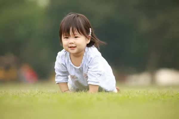 Portret Małej Japonki Parku Trawie — Zdjęcie stockowe