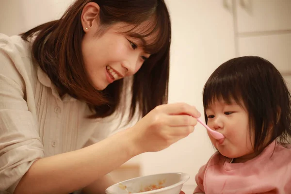 Jovem Asiático Mãe Alimentação Filha Cozinha — Fotografia de Stock