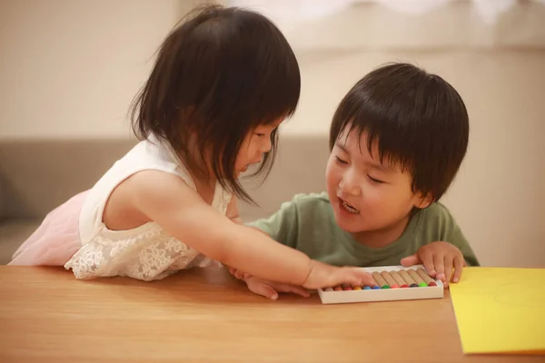 Dvě Roztomilé Asijské Děti Hrát Spolu — Stock fotografie