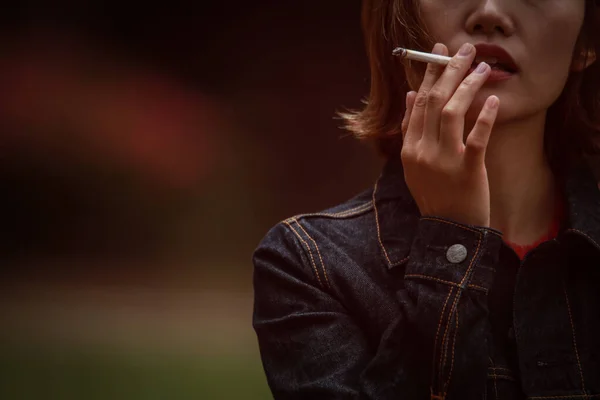 Imagem Uma Mulher Fumando — Fotografia de Stock
