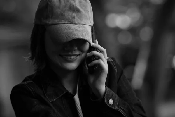 Молодая Девушка Разговаривает Телефону Открытом Воздухе — стоковое фото