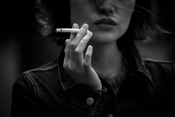 Imagen Una Mujer Fumando —  Fotos de Stock