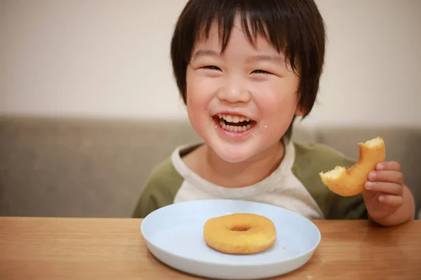 Imagem Menino Comendo Donut — Fotografia de Stock