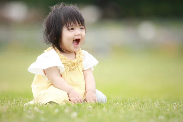 Portrait Heureuse Petite Fille Dans Parc — Photo