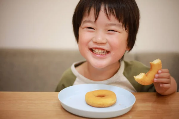 Imagem Menino Comendo Donut — Fotografia de Stock