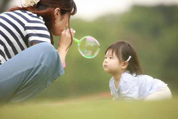 Feliz Madre Hija Jugando Hierba Con Burbujas Jabón —  Fotos de Stock