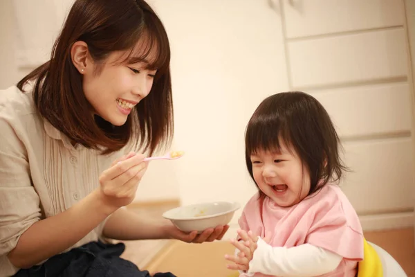 Junge Asiatische Mutter Fütterung Tochter Küche — Stockfoto