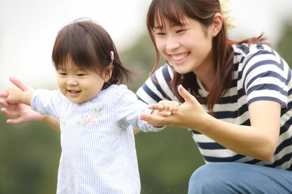 Glückliche Mutter Und Tochter Beim Spielen Auf Dem Rasen — Stockfoto