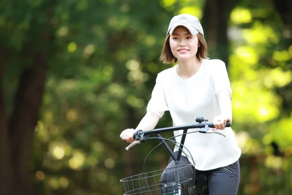 Mulher Asiática Andar Bicicleta — Fotografia de Stock