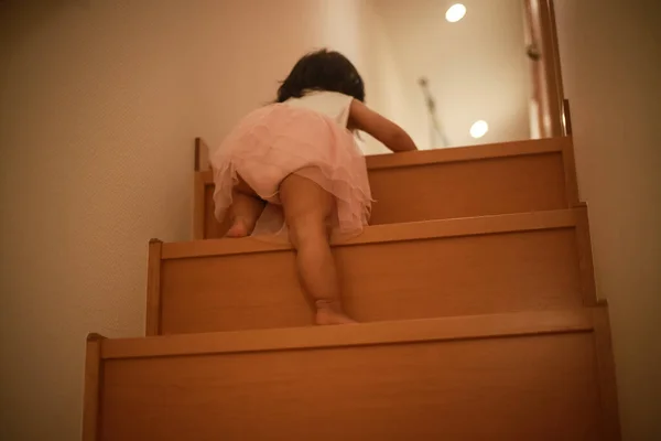 Изображение Девушки Поднимающейся Лестнице Одиночку — стоковое фото