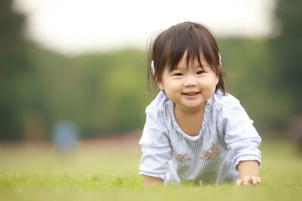 Ritratto Bambina Giapponese Nel Parco Sull Erba — Foto Stock