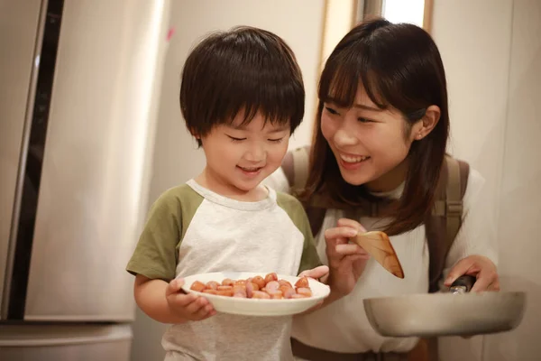 Ibu Asia Dan Anaknya Memasak Bersama — Stok Foto