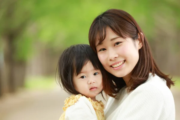 夏の公園で母親と娘の肖像画を — ストック写真