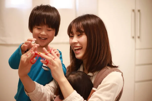집에서 아시아 어머니 와아들 — 스톡 사진
