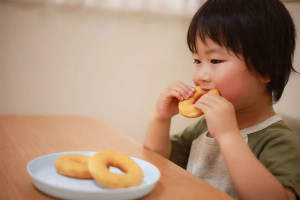 Imagem Menino Comendo Donut — Fotografia de Stock