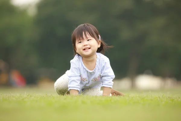 Porträt Eines Kleinen Japanischen Mädchens Park Auf Gras — Stockfoto