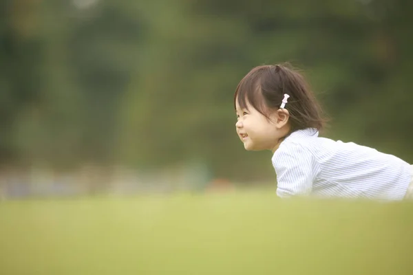 Porträtt Liten Japansk Flicka Parken Gräs — Stockfoto