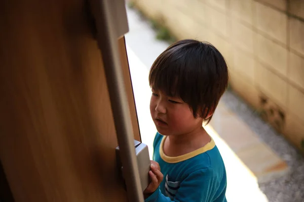 アジアの悲しい少年が泣き — ストック写真