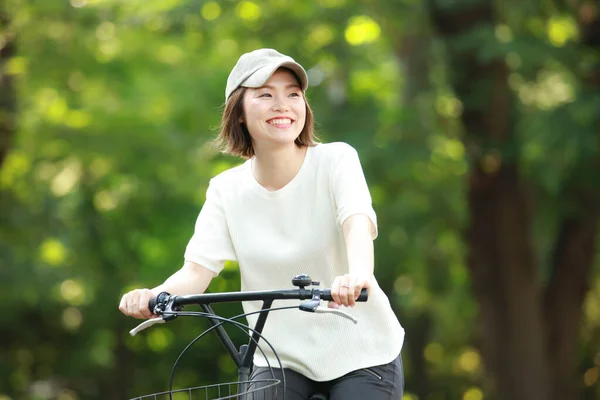 Mulher Asiática Andar Bicicleta — Fotografia de Stock