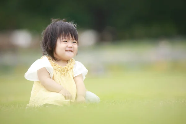 Asiatisk Flicka Sitter Grönt Gräs — Stockfoto