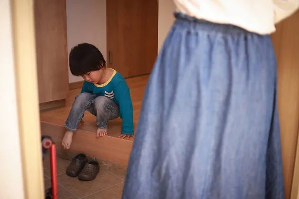 Azji Mały Chłopiec Jego Buty — Zdjęcie stockowe