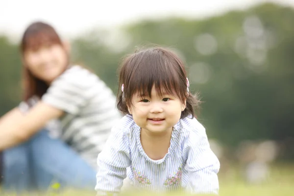Glückliche Mutter Und Tochter Beim Spielen Auf Dem Rasen — Stockfoto