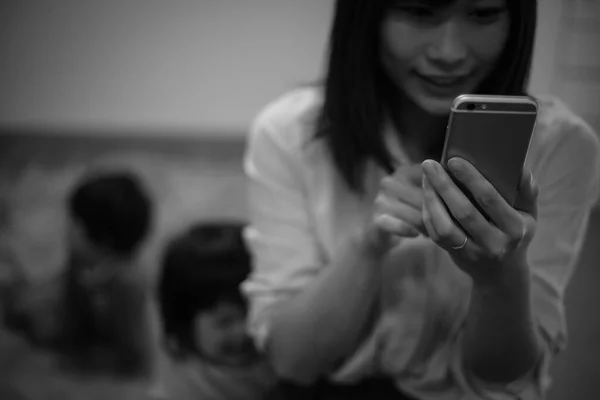 Młoda Azjatycka Matka Pomocą Smartfona Dzieci Tle — Zdjęcie stockowe