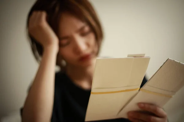 Une Femme Inquiète Pour Une Célébration — Photo