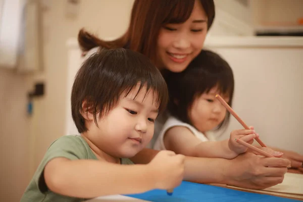 Een Portret Van Aziatische Jonge Familie Die Samen Studeert — Stockfoto