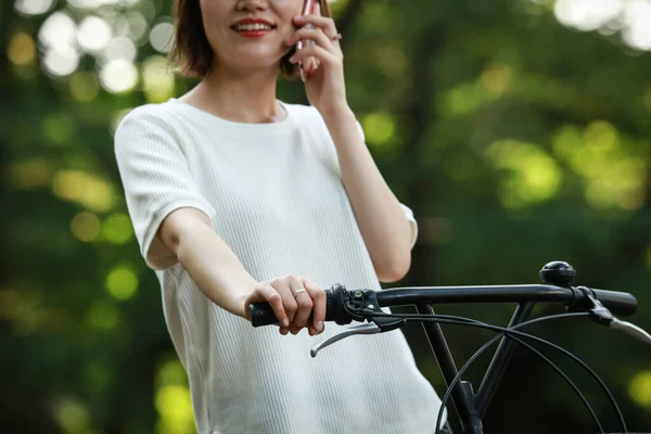 Menina Asiática Bicicleta Segurando Smartphone — Fotografia de Stock