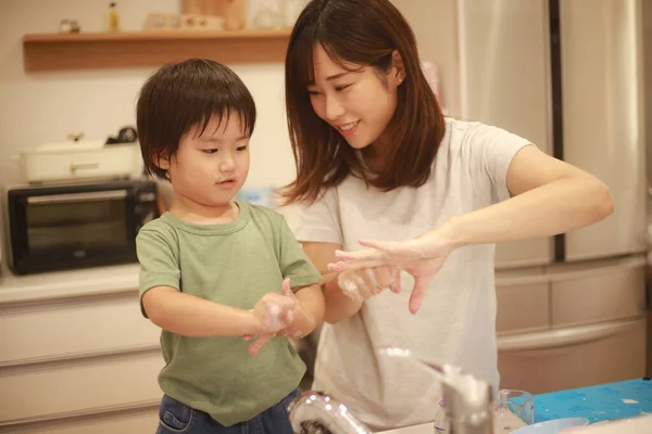 Matka Uczy Syna Jak Myć Ręce — Zdjęcie stockowe