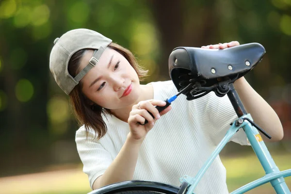 Mulher Com Uma Bicicleta Quebrada — Fotografia de Stock