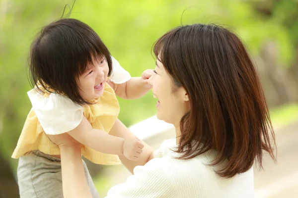 Porträt Einer Jungen Mutter Und Ihrer Tochter Sommerpark — Stockfoto