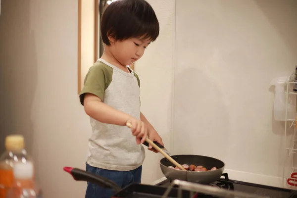 Asijské Chlapec Příprava Potravin Kuchyni — Stock fotografie