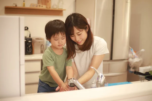 Mother Teaching Son How Wash Hands — Stock Photo, Image