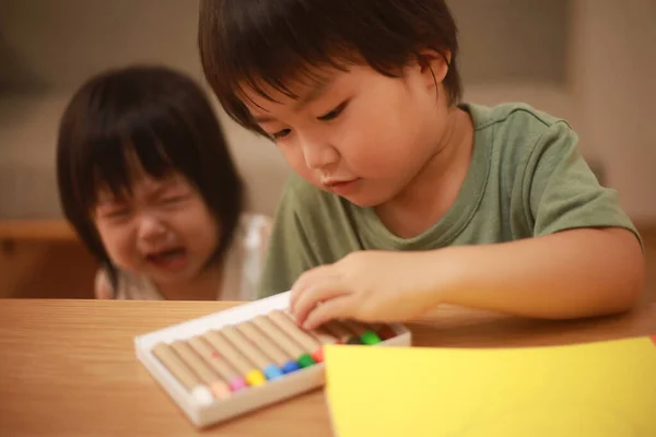 两个可爱的亚洲小孩在一起玩 — 图库照片