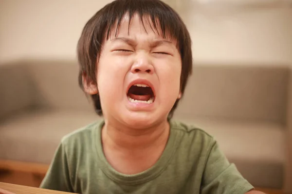 一个哭泣的亚洲男孩的形象 — 图库照片