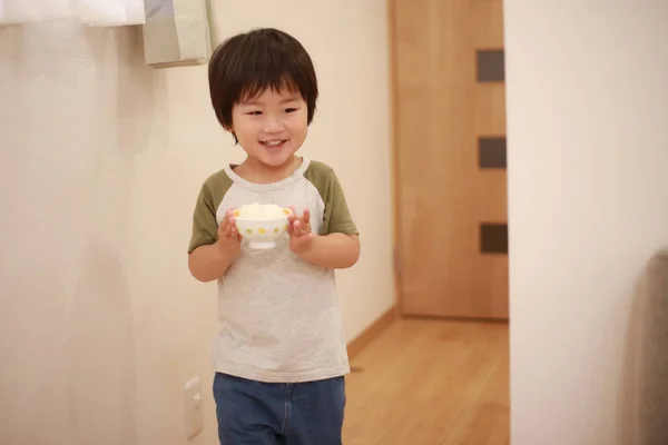Liten Asiatisk Pojke Håller Skål Med Mat — Stockfoto
