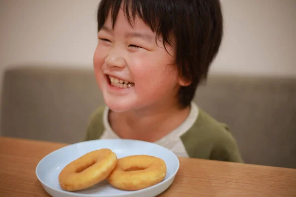 도넛을 소년의 — 스톡 사진