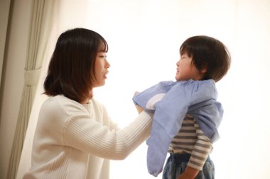 Genç Asyalı anne ve oğlu.